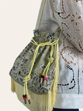Charger l'image dans la galerie, MODELE UNIQUE Pouch bag - franges 10 cm - Beige et jaune beurre