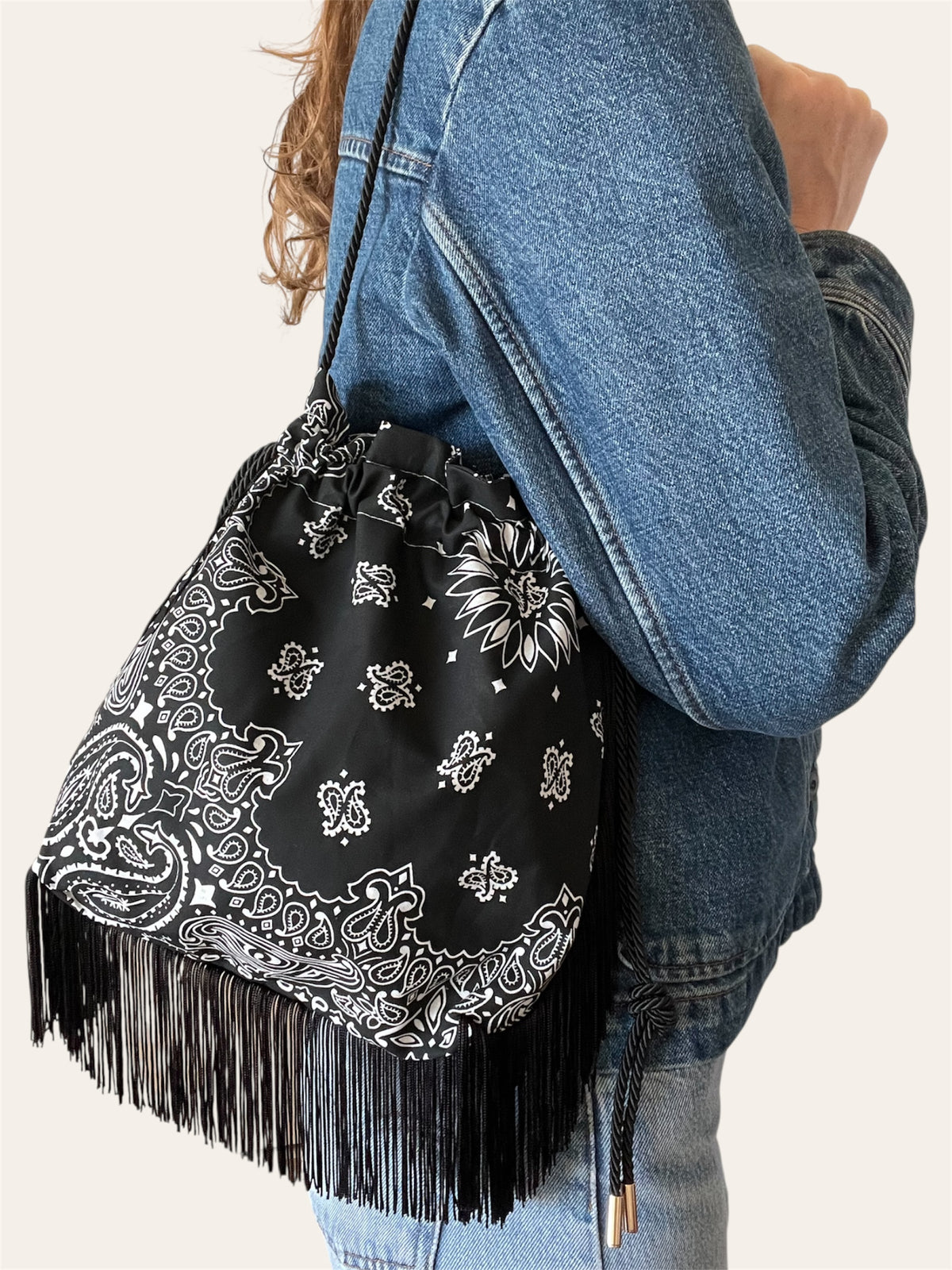 Pouch Bag à grandes franges en bandana Kombinaison, fait main à Paris – photo 8