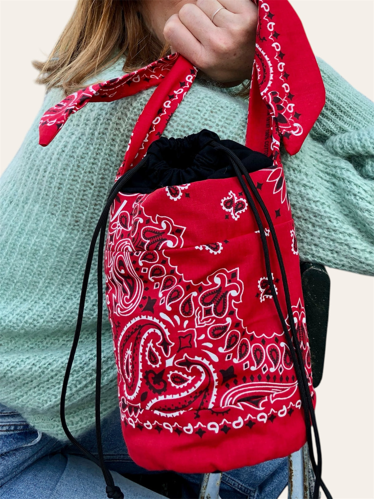 Bucket bag en bandana Kombinaison, fait main à Paris