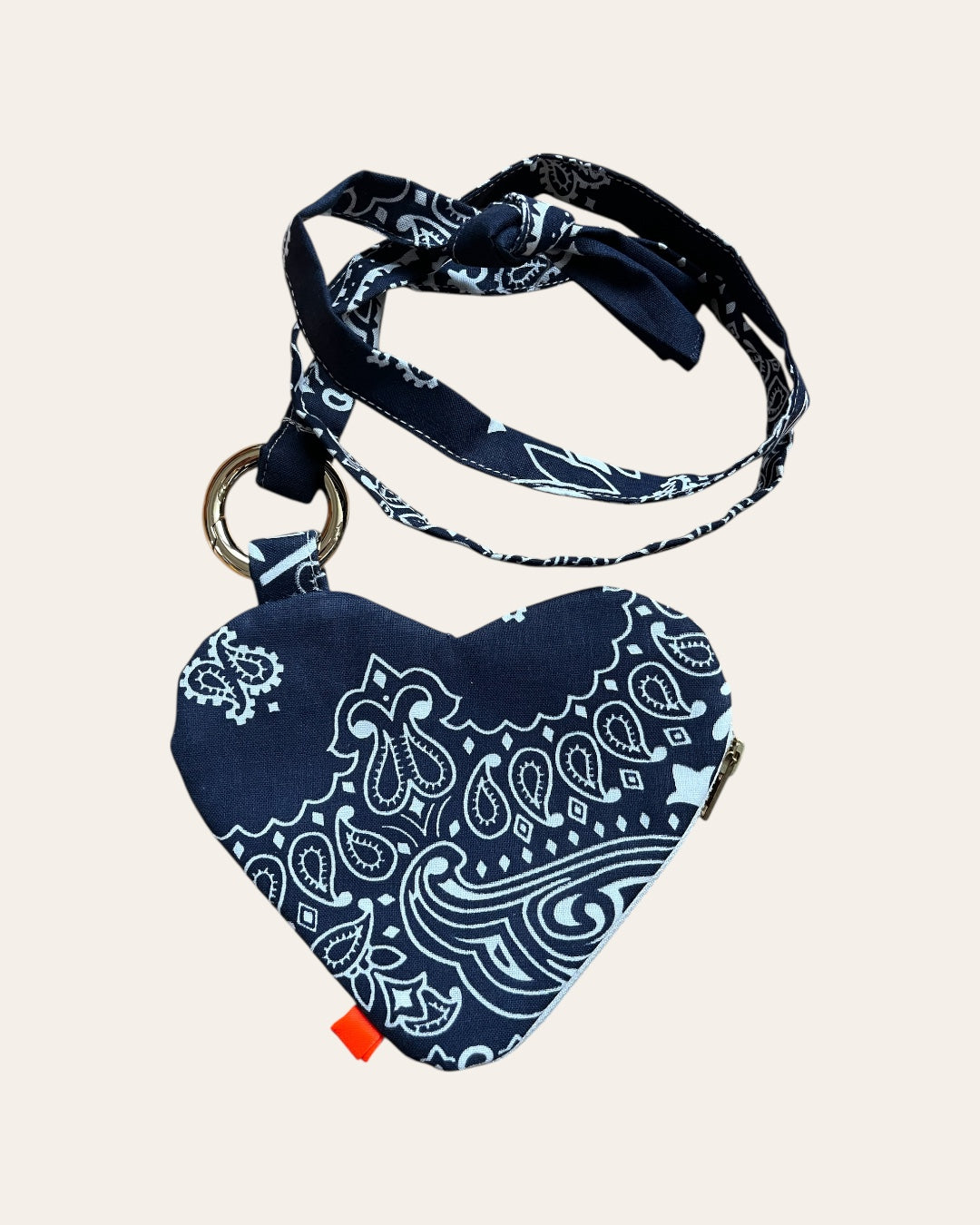 Pochette cœur en bandana Kombinaison, fait main à Paris – photo 6