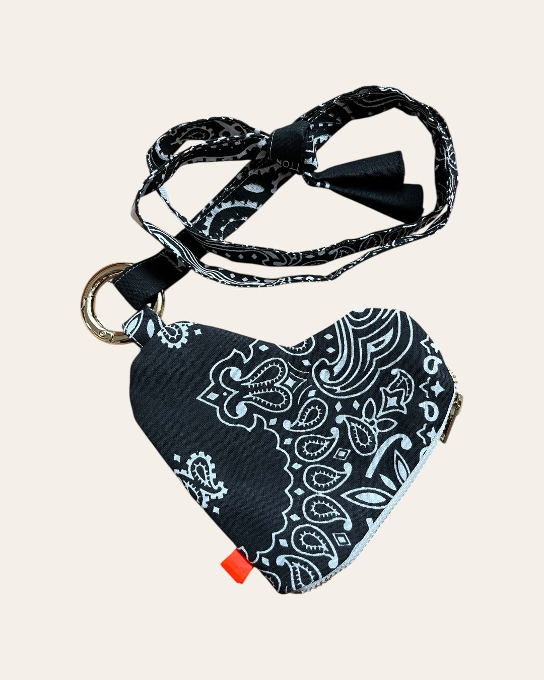 Pochette cœur en bandana Kombinaison, fait main à Paris – photo 3