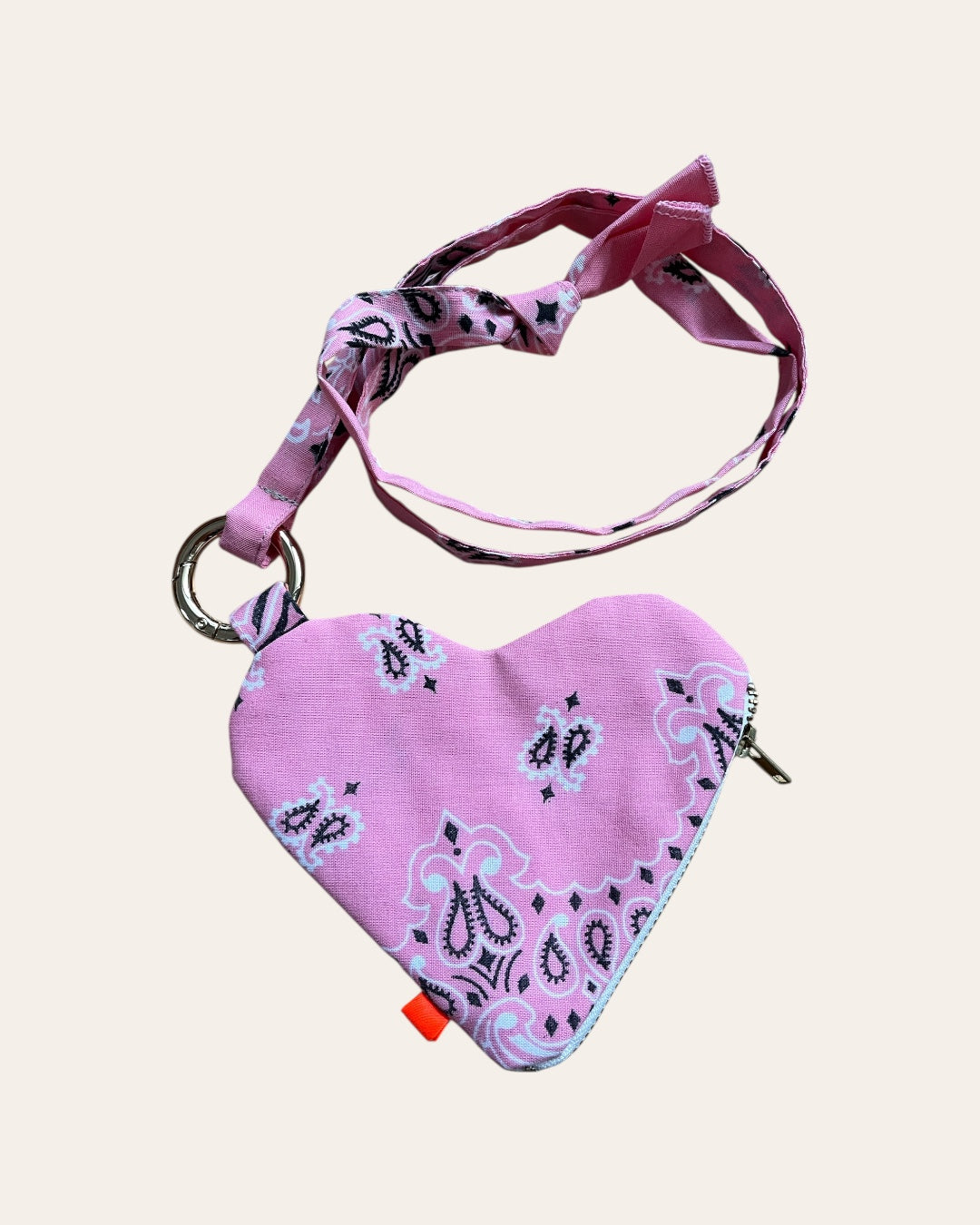 Pochette cœur en bandana Kombinaison, fait main à Paris – photo 4