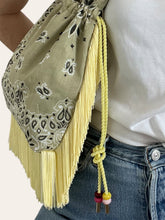 Charger l'image dans la galerie, MODELE UNIQUE Pouch bag - franges 10 cm - Beige et jaune beurre

