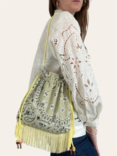 Charger l'image dans la galerie, MODELE UNIQUE Pouch bag - franges 10 cm - Beige et jaune beurre
