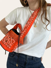 Charger l'image dans la galerie, MODELE UNIQUE MINI BB BUCKET - Orange franges
