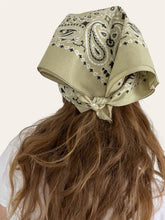 Charger l'image dans la galerie, Authentic American Bandana
