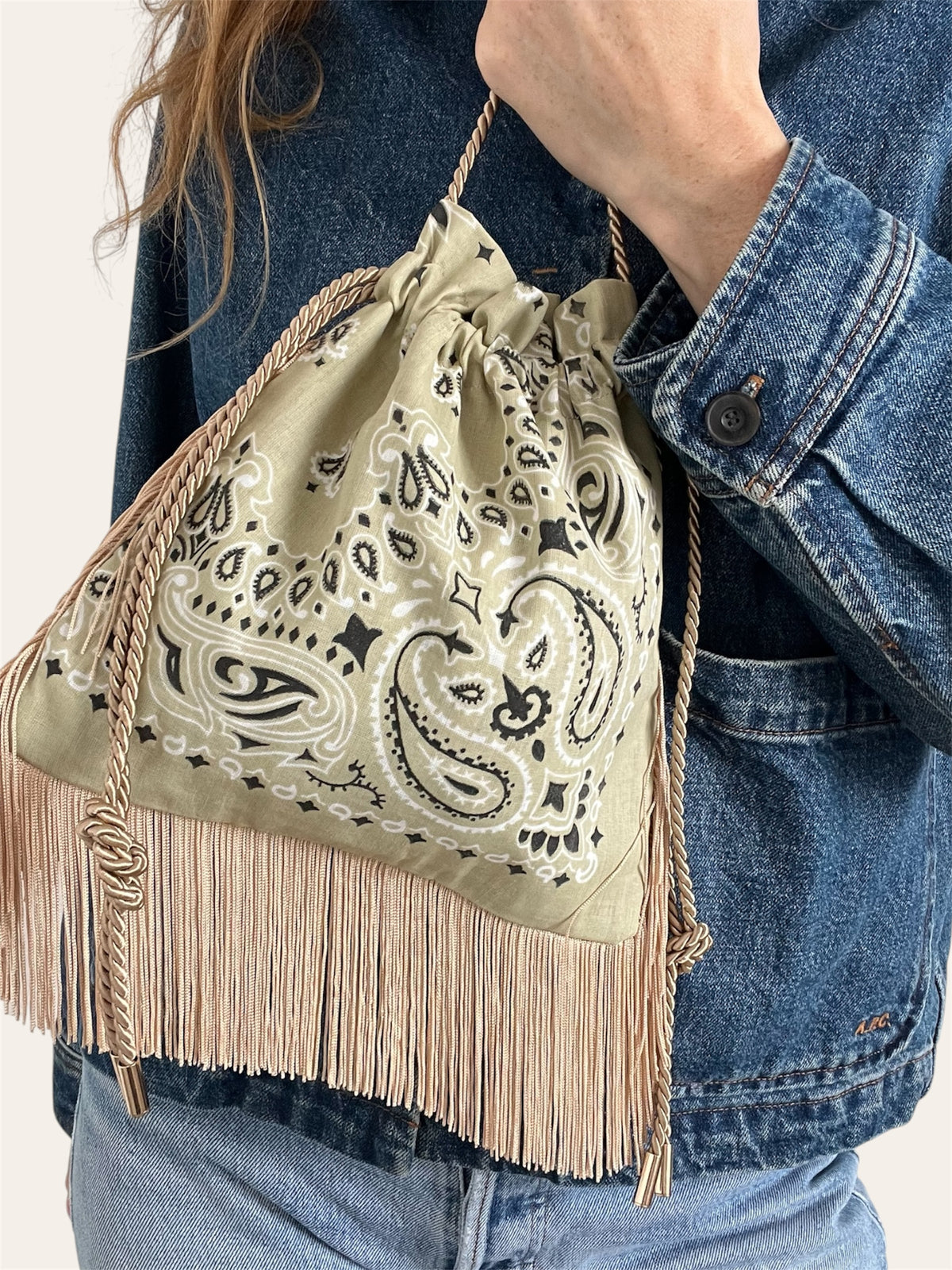 Mini Pouch Bag à franges en bandana Kombinaison, fait main à Paris – photo 3